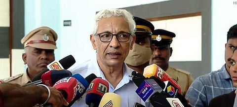 കണ്ണൂര്‍ യൂണിവേഴ്‌സിറ്റി വിസി ഡോ. ഗോപിനാഥ് രവീന്ദ്രന്‍ മാധ്യമങ്ങളോടു സംസാരിക്കുന്നു/ടിവി ചിത്രം