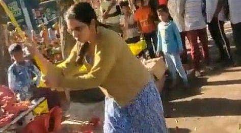 വനിതാ ഡോക്ടര്‍ കടകള്‍ അടിച്ചുതകര്‍ക്കുന്നതിന്റെ വീഡിയോ ദൃശ്യം