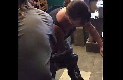 യുവതിയുടെ കൈയില്‍ പെരുമ്പാമ്പ് ചുറ്റിവരിഞ്ഞ നിലയില്‍