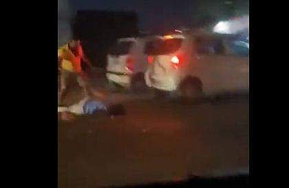 ഗാസിയാബാദില്‍ യുവാവിനെ ആക്രമിക്കുന്ന ദൃശ്യം