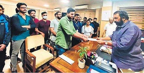 ബൈജൂസ് ജീവനക്കാരുടെയും പ്രതിധ്വനിയുടെയും പ്രതിനിധികള്‍ മന്ത്രി വി ശിവന്‍കുട്ടിക്കു നിവേദനം നല്‍കുന്നു/എക്‌സ്പ്രസ്‌