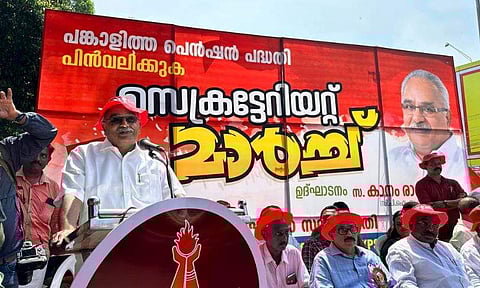 ജോയിന്റ് കൗണ്‍സില്‍ മാര്‍ച്ചില്‍ കാനം/ ഫെയ്‌സ്ബുക്ക്