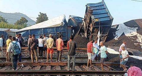 തീവണ്ടി പാളം തെറ്റിയ നിലയില്‍/ പിടിഐ