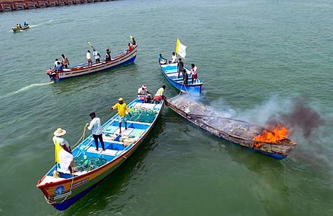 സമരത്തിന്റെ നൂറാം ദിവസത്തില്‍ മത്സ്യത്തൊഴിലാളികള്‍ വിഴിഞ്ഞത്തു നടത്തിയ പ്രതിഷേധത്തിനിടെ വള്ളങ്ങള്‍ക്കു തീവച്ചപ്പോള്‍/പിടിഐ