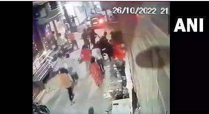 ഇടുങ്ങിയ തെരുവില്‍ ആളുകളെ ഇടിച്ചുതെറിപ്പിച്ച് കടന്നുകളയുന്ന കാറിന്റെ ദൃശ്യം, എഎന്‍ഐ