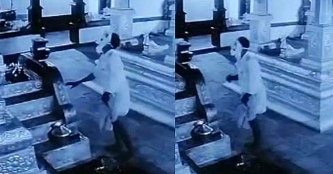 കള്ളൻ ക്ഷേത്രത്തിലെത്തി പ്രാർത്ഥിക്കുന്നു/ സിസിടിവി ദൃശ്യത്തിൽ നിന്ന്