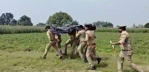 മൃതദേഹവുമായി പോകുന്ന പൊലീസ്‌