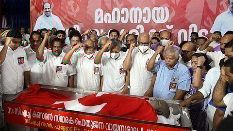 പിണറായി വിജയന്‍ അടക്കമുള്ള നേതാക്കള്‍ അന്ത്യാഭിവാദ്യം അര്‍പ്പിക്കുന്നു