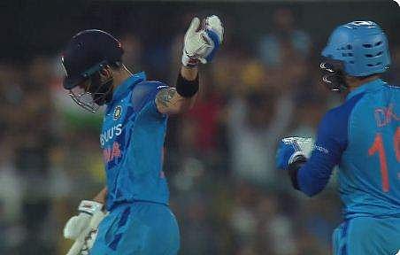 കോഹ്‌ലിയും കാര്‍ത്തികും/ വീഡിയോദൃശ്യത്തില്‍ നിന്ന്‌