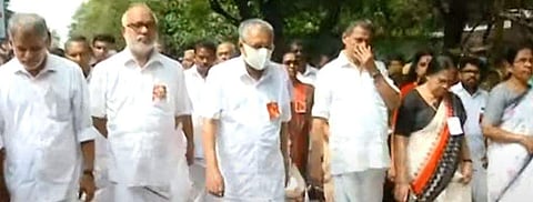 വിലാപയാത്രയില്‍ മുഖ്യമന്ത്രി/വീഡിയോ സ്‌ക്രീന്‍ഷോട്ട്