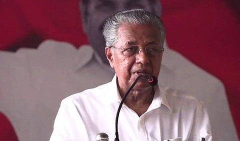 അനുശോചന യോഗത്തില്‍ പിണറായി സംസാരിക്കുന്നു