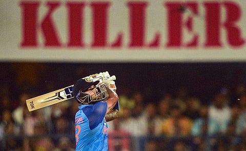 സൂര്യകുമാര്‍ യാദവ് സിക്‌സര്‍ നേടുന്നു/ പിടിഐ