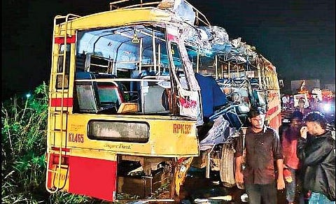 അപകടത്തില്‍പ്പെട്ട ബസ്‌