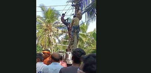 യുവാവിനെ വൈദ്യുതി ലൈനില്‍ നിന്ന് താഴെയിറക്കുന്ന ദൃശ്യം