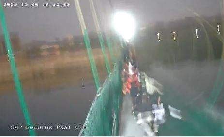 പാലം തകര്‍ന്നുവീഴുന്ന ദൃശ്യങ്ങള്‍