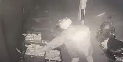 പഴക്കടയില്‍ നിന്ന് മാമ്പഴം മോഷ്ടിക്കുന്ന ദൃശ്യം, സ്‌ക്രീന്‍ഷോട്ട്‌