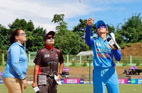 യുഎഇക്കെതിരെ ടോസ് ഇടുന്ന സ്മൃതി മന്ദാന/ഫോട്ടോ: ബിസിസിഐ, ട്വിറ്റര്‍