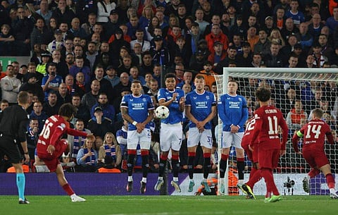 അലക്‌സാണ്ടര്‍ അര്‍നോള്‍ഡിന്റെ ഫ്രീ കിക്ക്/ഫോട്ടോ: എഎഫ്പി