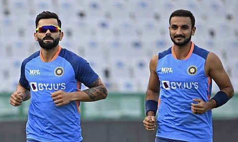 വിരാട് കോഹ്‌ലി, ഹര്‍ഷല്‍ പട്ടേല്‍/ഫോട്ടോ: എഎഫ്പി