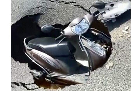 റോഡിലെ കുഴിയില്‍ വീണ സ്‌കൂട്ടര്‍