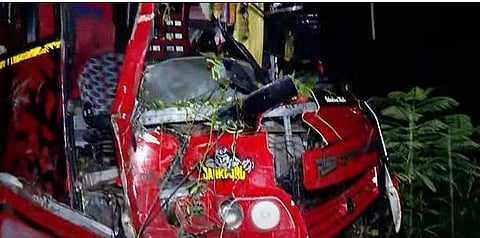 അപകടത്തില്‍പ്പെട്ട ടൂറിസ്റ്റ് ബസ്/ ടിവി ദൃശ്യം