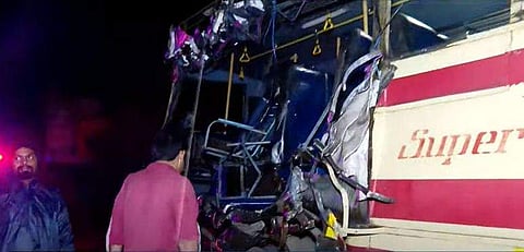 അപകടത്തില്‍പ്പെട്ട കെഎസ്ആര്‍ടിസി ബസ്/ ടിവി ദൃശ്യം