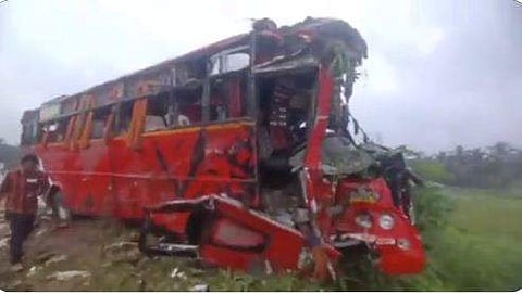 അപകടത്തില്‍ തകര്‍ന്ന ബസ്/ ട്വിറ്റര്‍ ചിത്രം