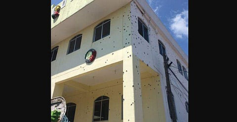 വെടിയുണ്ടകളേറ്റ സിറ്റി ഹാൾ കെട്ടിടം/ ട്വിറ്റർ