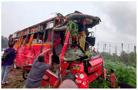 അപകടത്തില്‍ തകര്‍ന്ന ടൂറിസ്റ്റ് ബസ്/പിടിഐ