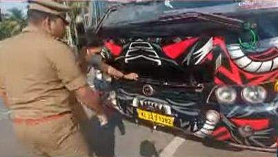 ടൂറിസ്റ്റ് ബസ് മോട്ടോര്‍ വാഹനവകുപ്പ് ഉദ്യോഗസ്ഥര്‍ പരിശോധിക്കുന്നു/ ടിവി ദൃശ്യം