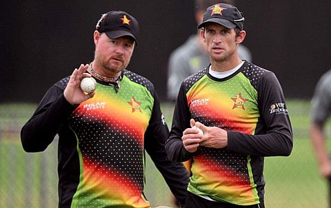 സിംബാബ്‌വെ താരം സീന്‍ വില്യംസിനൊപ്പം ലന്‍ഡ് ക്ലൂസ്‌നര്‍/ഫോട്ടോ: എഎഫ്പി