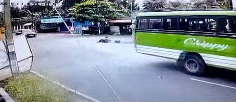 വിദ്യാര്‍ത്ഥി റോഡില്‍ തെറിച്ചുവീണു കിടക്കുന്നു/ സിസിടിവി ദൃശ്യം