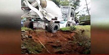 അപകടത്തില്‍പ്പെട്ട ലോറി