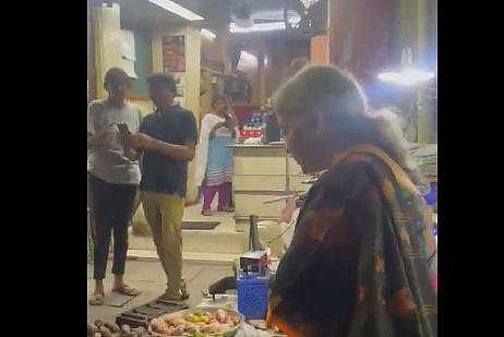 പച്ചക്കറി വാങ്ങാന്‍ മാര്‍ക്കറ്റില്‍ എത്തിയ കേന്ദ്ര ധനമന്ത്രിയുടെ ദൃശ്യം