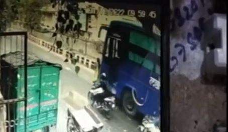 ബസിന് മുന്നിലൂടെ റോഡ് മുറിച്ചു കടക്കാന്‍ ശ്രമിക്കുന്ന യുവതിയുടെ ദൃശ്യം