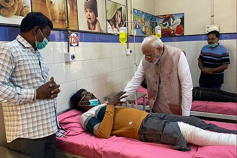 മോര്‍ബി അപകടത്തില്‍ പരിക്കേറ്റവരെ മോദി സന്ദര്‍ശിക്കുന്നു