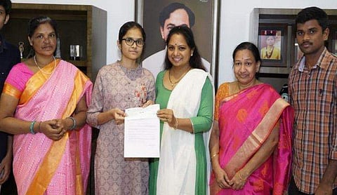 ഹരിക തെലങ്കാന മുഖ്യമന്ത്രിയുടെ മകള്‍ കവിതയ്‌ക്കൊപ്പം