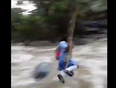 അപകടകരമായ രീതിയില്‍ പുഴ മുറിച്ചു കടക്കുന്ന പെണ്‍കുട്ടിയുടെ ദൃശ്യം