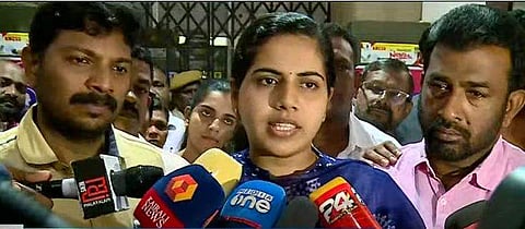 ആര്യാ രാജേന്ദ്രന്‍ മാധ്യമങ്ങളോട് സംസാരിക്കുന്നു/ ടിവി ദൃശ്യം