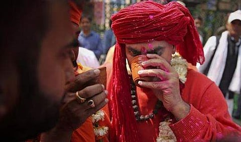 ഗോമൂത്രം കുടിക്കുന്ന ശ്രീരാമസേന പ്രവര്‍ത്തകര്‍