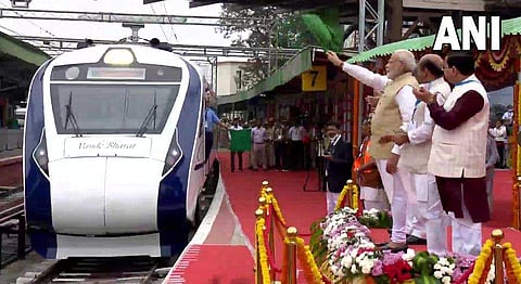 മോദി ഫ്ലാ​ഗ് ഓഫ് ചെയ്യുന്നു/ചിത്രം: എഎന്‍ഐ