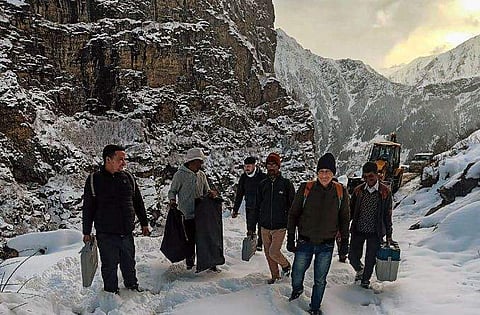 പോളിംഗ് ഉദ്യോഗസ്ഥർ ഇവിഎമ്മുകളും മറ്റ് തെരഞ്ഞെടുപ്പ് ഉപകരണങ്ങളുമായി പോളിംഗ് ബൂത്തുകളിലേക്ക്/ ചിത്രം പിടിഐ