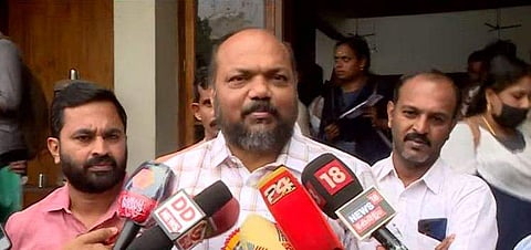 പി രാജീവ് മാധ്യമങ്ങളോടു സംസാരിക്കുന്നു/ടിവി ദൃശ്യം