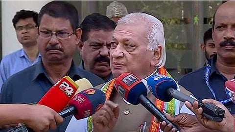 ഗവര്‍ണര്‍ ആരിഫ് മുഹമ്മദ് ഖാന്‍ മാധ്യമങ്ങളോട് സംസാരിക്കുന്നു/ ഫയൽ