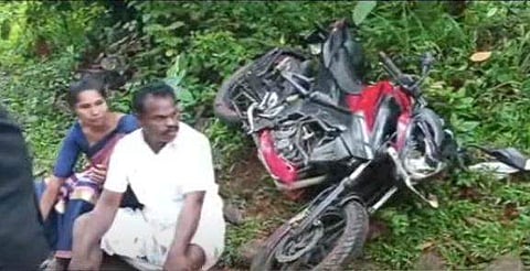 ആനയുടെ ആക്രമണത്തില്‍ നിന്നും രക്ഷപ്പെട്ട ദമ്പതികള്‍/ ടിവി ദൃശ്യം