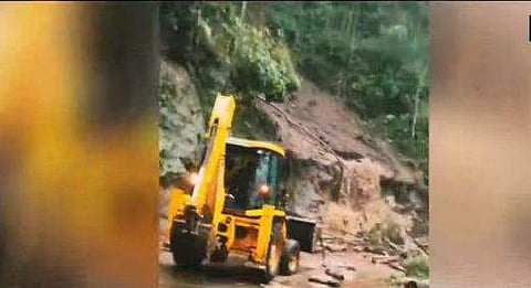 മണ്ണിച്ചില്‍ ഉണ്ടായ പ്രദേശത്ത് തിരച്ചില്‍ നടത്തുന്നു/ ടിവി ദൃശ്യം