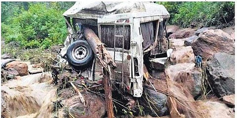 ഉരുള്‍ പൊട്ടലില്‍ തകര്‍ന്ന മിനി ബസ്