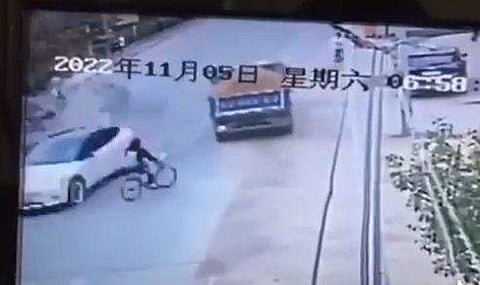 വാഹനം ഇടിച്ചുതെറിപ്പിക്കുന്ന ടെസ്ലയുടെ ദൃശ്യം