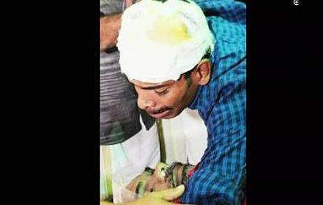 ആനാവൂര്‍ നാരായണന്‍ നായര്‍ക്ക് അന്ത്യാഞ്ജലി അര്‍പ്പിക്കുന്ന മകന്‍/ ഫെയസ്ബുക്ക്