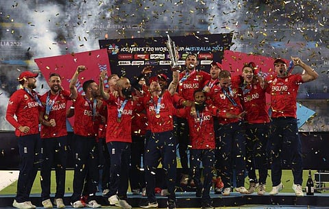 ലോകകപ്പ് കിരീടവുമായി ഇംഗ്ലണ്ട് ടീം/ പിടിഐ
